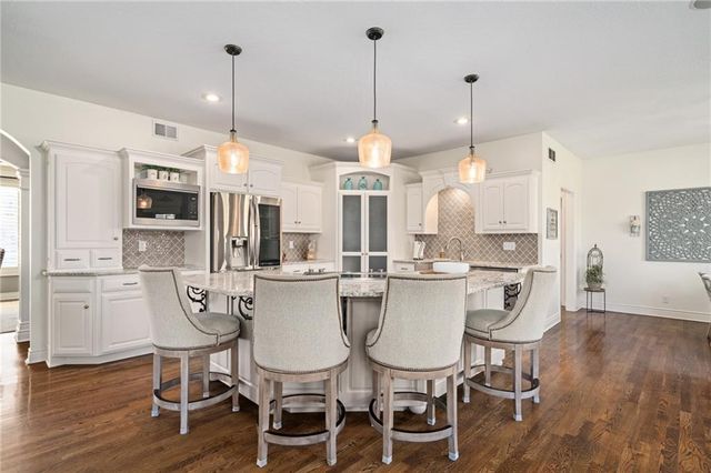 8926 Quail Ridge Lane, Lenexa, KS 66220