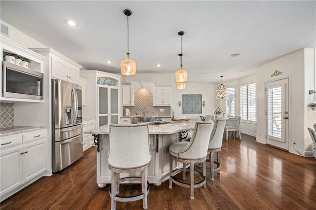 8926 Quail Ridge Lane, Lenexa, KS 66220