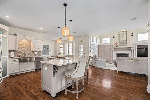 8926 Quail Ridge Lane, Lenexa, KS 66220