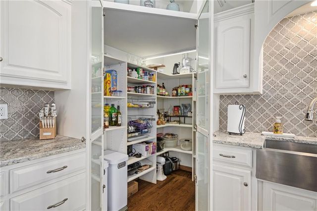 8926 Quail Ridge Lane, Lenexa, KS 66220