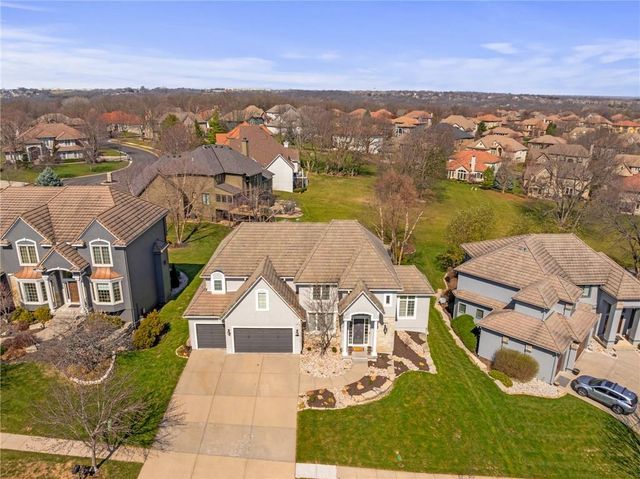 8926 Quail Ridge Lane, Lenexa, KS 66220