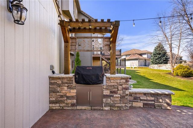 8926 Quail Ridge Lane, Lenexa, KS 66220