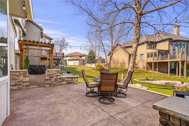 8926 Quail Ridge Lane, Lenexa, KS 66220