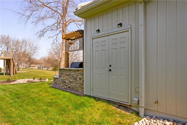 8926 Quail Ridge Lane, Lenexa, KS 66220