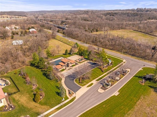 8926 Quail Ridge Lane, Lenexa, KS 66220