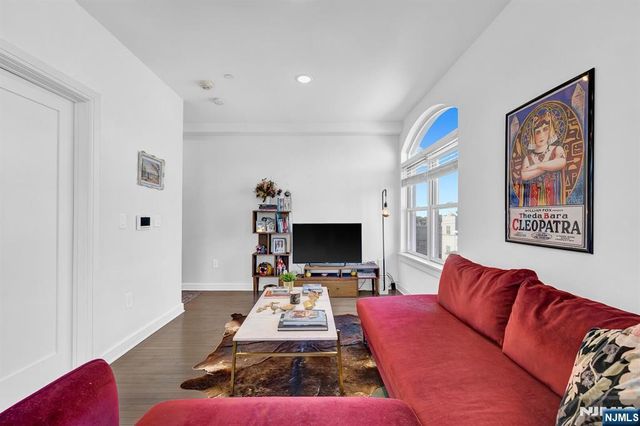 974 Summit, Newark, NJ 07307