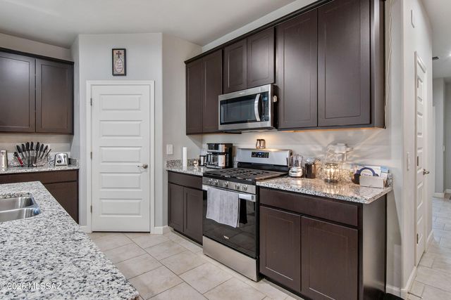 8841 W Red Spike Ice Drive, Marana, AZ 85653