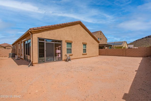 8841 W Red Spike Ice Drive, Marana, AZ 85653