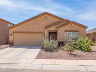 8841 W Red Spike Ice Drive, Marana, AZ 85653