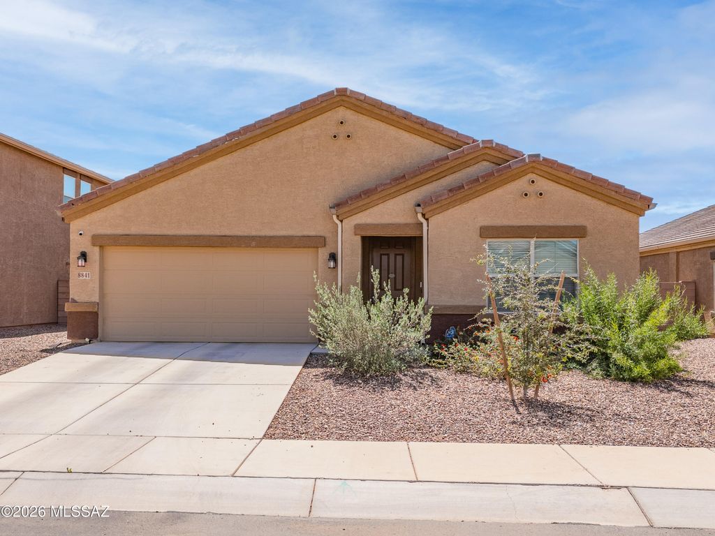 8841 W Red Spike Ice Drive, Marana, AZ 85653