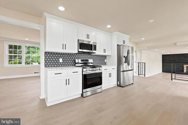4 BELLOWS LN, Cherry Hill, NJ 08002