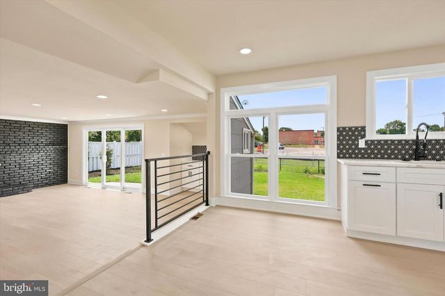 4 BELLOWS LN, Cherry Hill, NJ 08002
