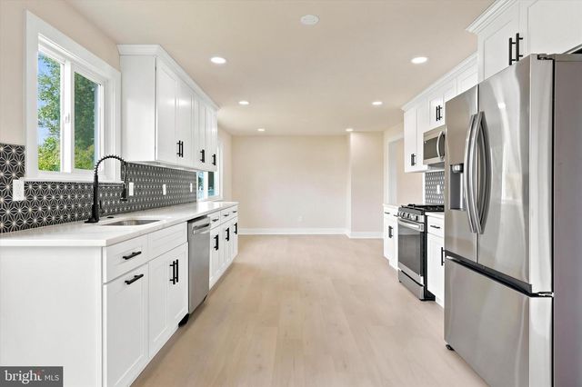 4 BELLOWS LN, Cherry Hill, NJ 08002