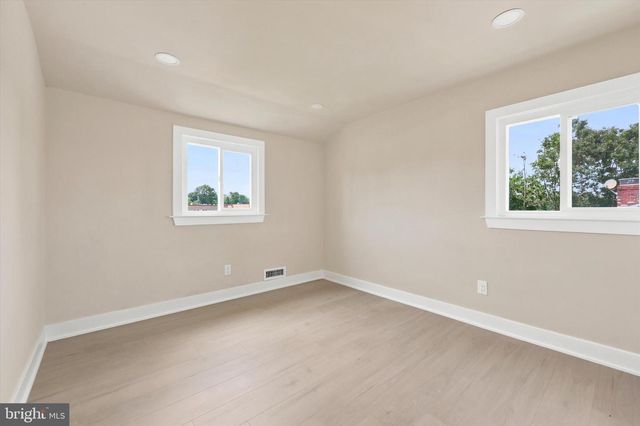 4 BELLOWS LN, Cherry Hill, NJ 08002