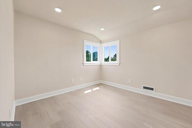 4 BELLOWS LN, Cherry Hill, NJ 08002
