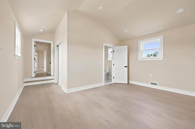 4 BELLOWS LN, Cherry Hill, NJ 08002