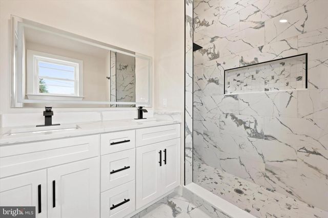 4 BELLOWS LN, Cherry Hill, NJ 08002