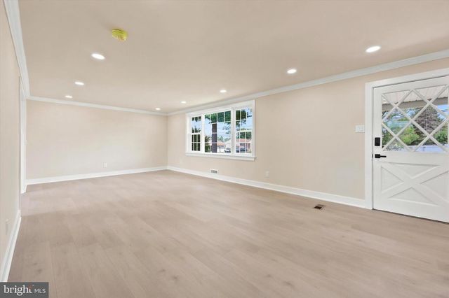 4 BELLOWS LN, Cherry Hill, NJ 08002