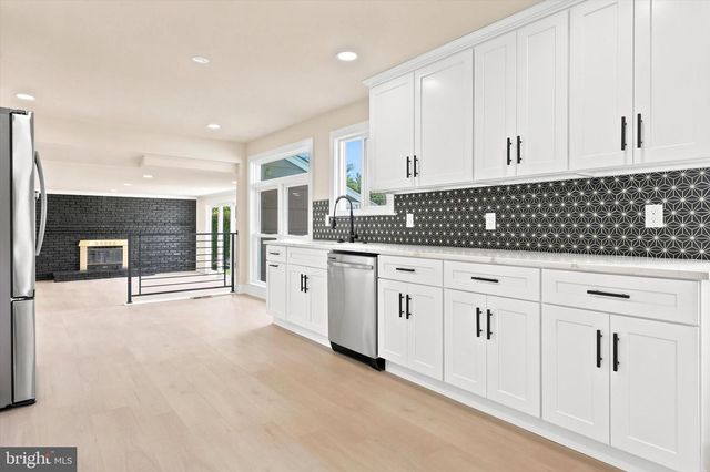 4 BELLOWS LN, Cherry Hill, NJ 08002