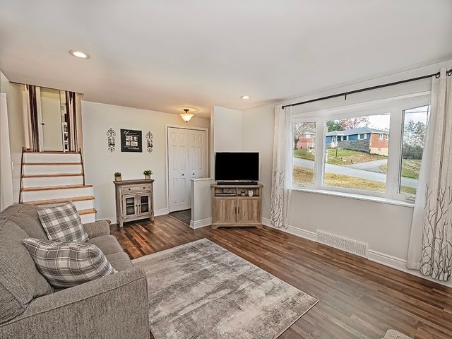 8459 Ridgemont Rd, Mccandless, PA 15237