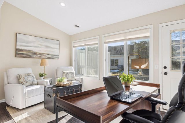 537 Markgrafs Lake Alcove, Woodbury, MN 55129