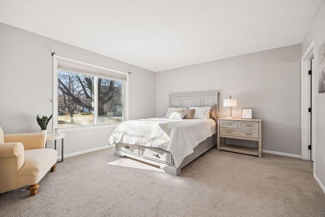 537 Markgrafs Lake Alcove, Woodbury, MN 55129