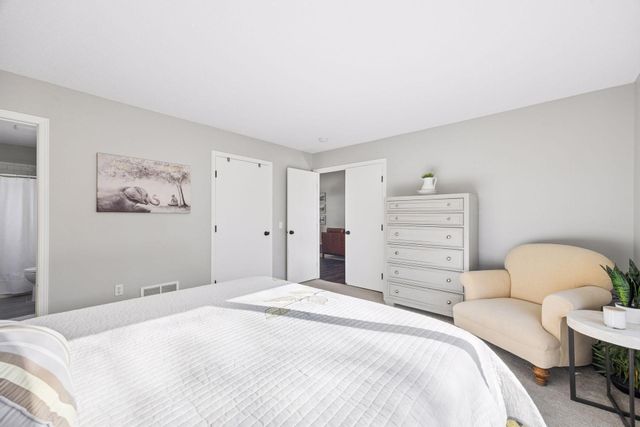 537 Markgrafs Lake Alcove, Woodbury, MN 55129