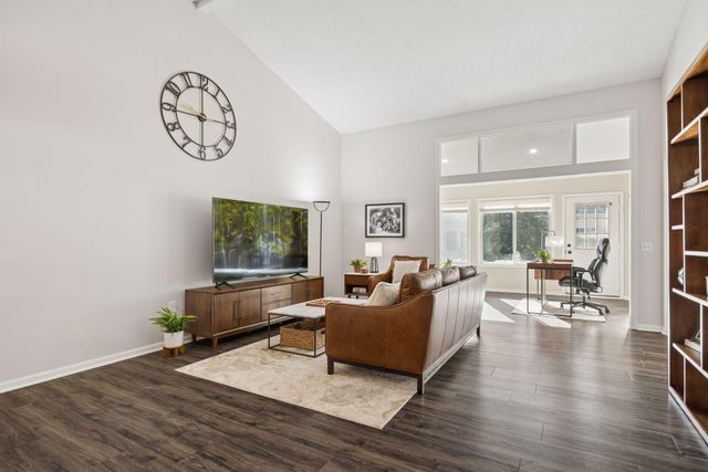 537 Markgrafs Lake Alcove, Woodbury, MN 55129