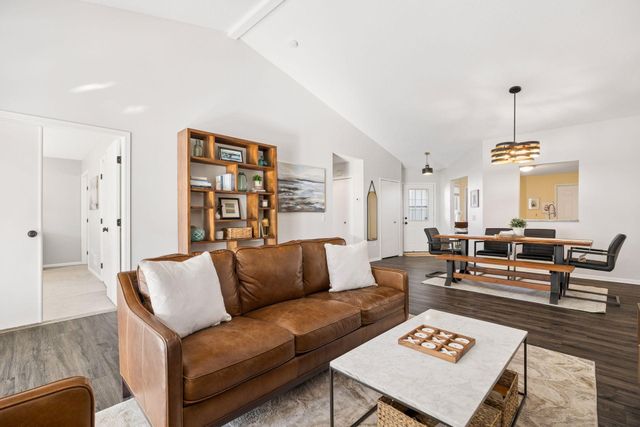 537 Markgrafs Lake Alcove, Woodbury, MN 55129