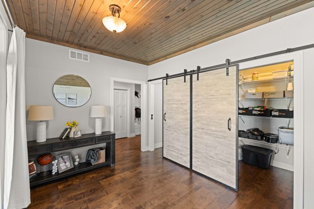 1024 Fountain View Drive, Pella, IA 50219