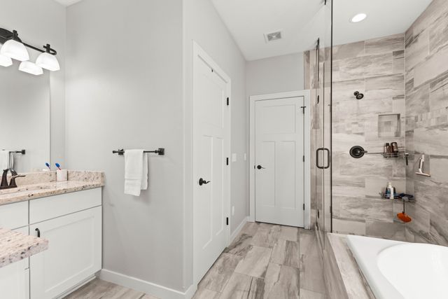 1024 Fountain View Drive, Pella, IA 50219