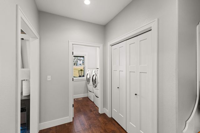 1024 Fountain View Drive, Pella, IA 50219