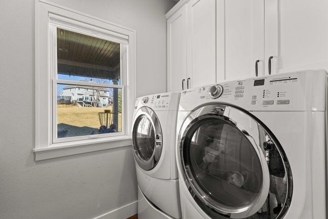 1024 Fountain View Drive, Pella, IA 50219