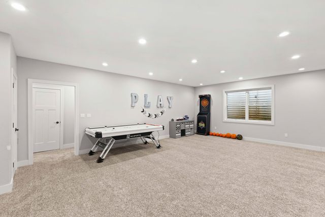 1024 Fountain View Drive, Pella, IA 50219