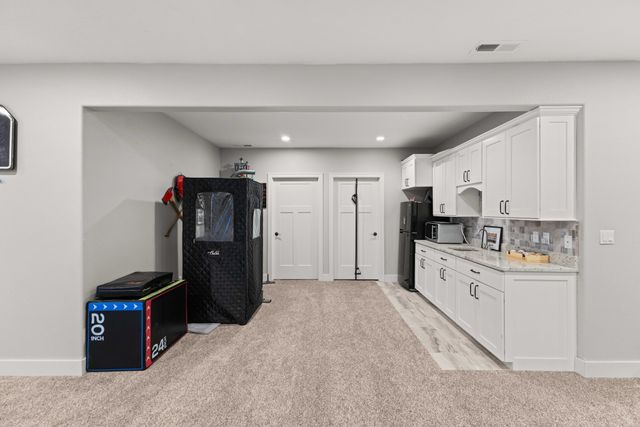 1024 Fountain View Drive, Pella, IA 50219