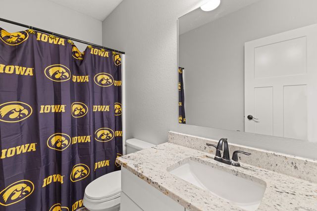 1024 Fountain View Drive, Pella, IA 50219