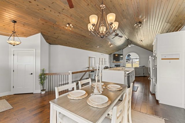 1024 Fountain View Drive, Pella, IA 50219