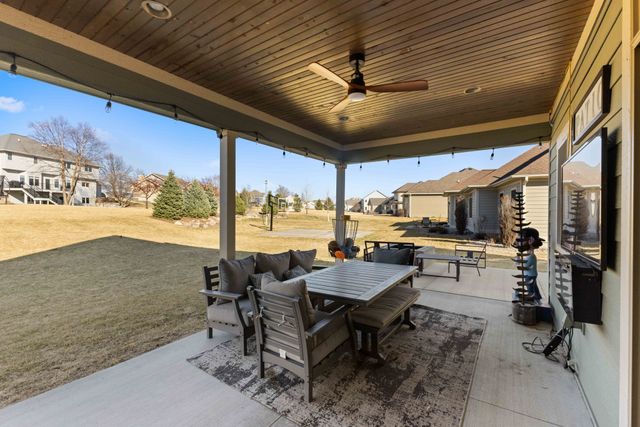 1024 Fountain View Drive, Pella, IA 50219