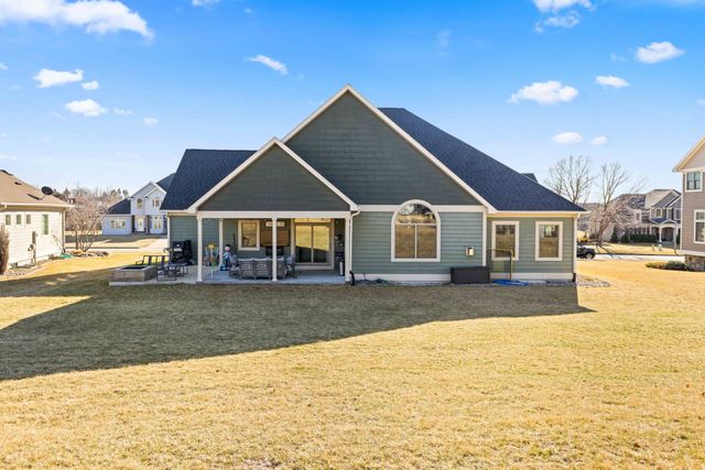 1024 Fountain View Drive, Pella, IA 50219