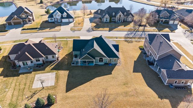 1024 Fountain View Drive, Pella, IA 50219