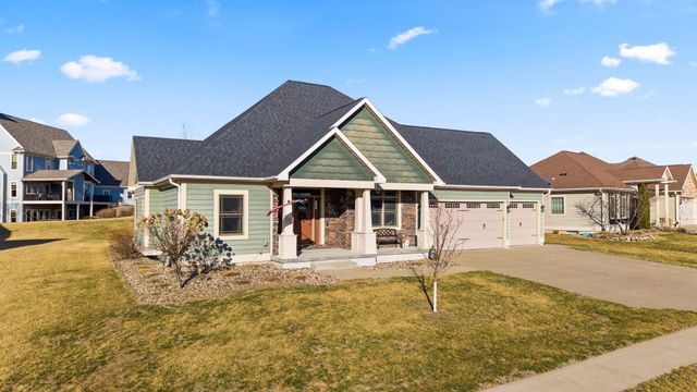 1024 Fountain View Drive, Pella, IA 50219