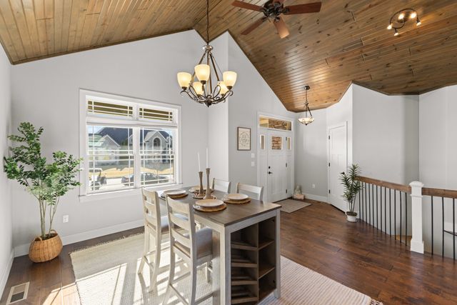 1024 Fountain View Drive, Pella, IA 50219