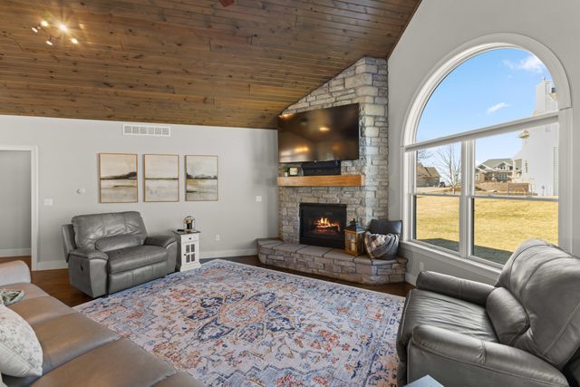 1024 Fountain View Drive, Pella, IA 50219