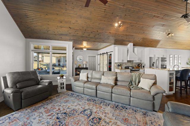 1024 Fountain View Drive, Pella, IA 50219