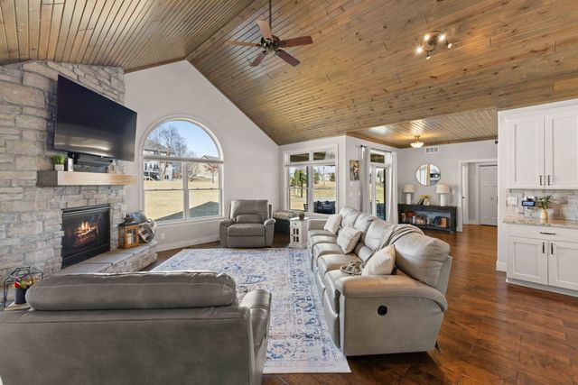 1024 Fountain View Drive, Pella, IA 50219