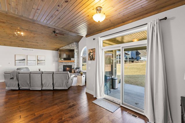 1024 Fountain View Drive, Pella, IA 50219