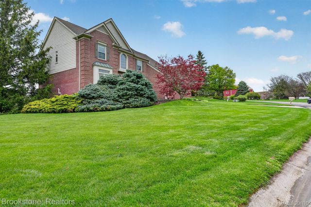 4054 Calumet Drive W, Oakland Charter Township, MI 48306