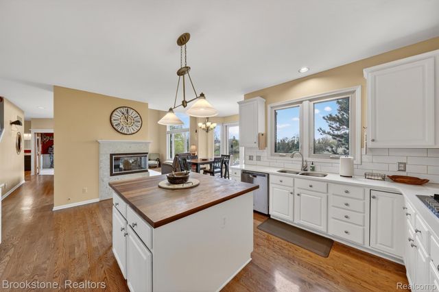 4054 Calumet Drive W, Oakland Charter Township, MI 48306