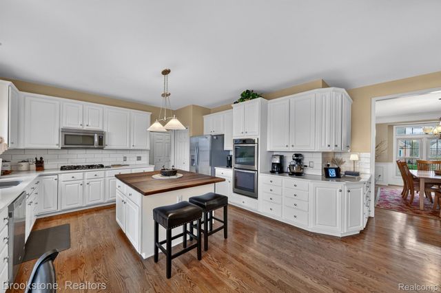 4054 Calumet Drive W, Oakland Charter Township, MI 48306