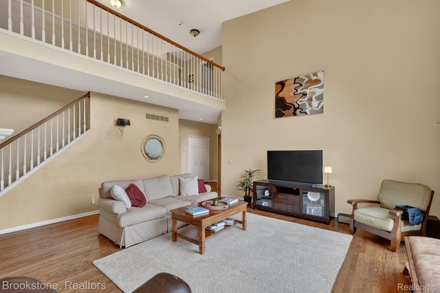 4054 Calumet Drive W, Oakland Charter Township, MI 48306